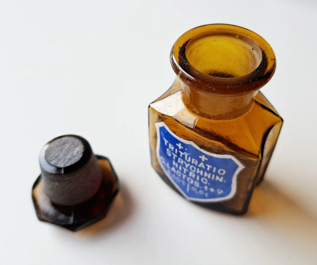 NAME_FR: Ensemble de Flacons d'Apothicaire / Pharmacie Anciens — 4 Pièces 12